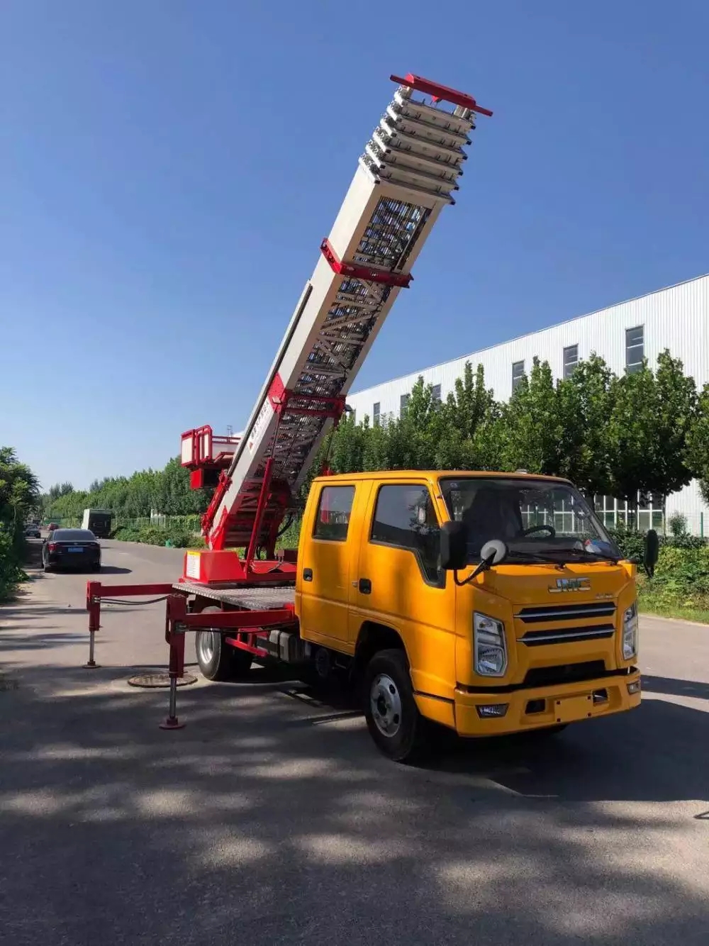 鄂州附近的云梯车出租服务：轻松解决高空作业需求