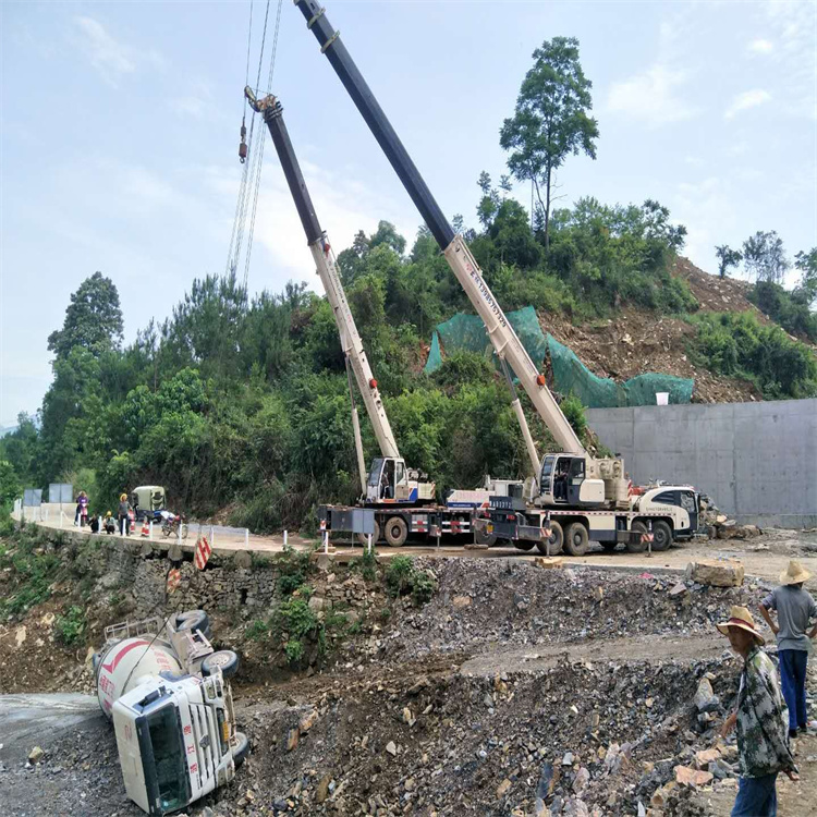 鄂州汽车掉沟里叫吊车救援要多少钱